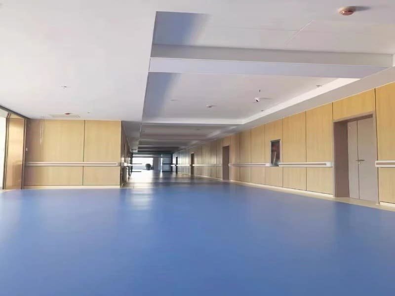 Ausführungen von Durchreichfenstern: Wandmontage, Standausführung